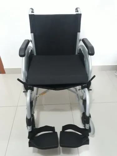 Cadeira de rodas, dobravel em alumínio