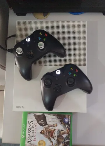 Vendo xbox one S com 2 controles