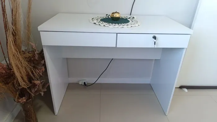 Escrivaninha Mesa de Estudos/Escritório Branca com chave