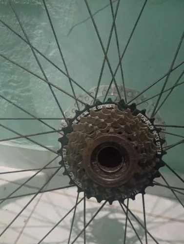 Pneu de bicicleta aro 26 muito bom com disco e uma peça comprada recentemente que aumenta