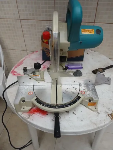 Serra de Esquadria Makita 127V 1650W