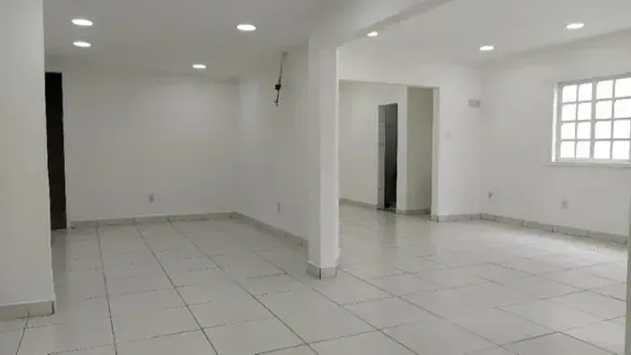 Terreno no Centro com uma edificação comercial, escriturada - Macaé - RJ