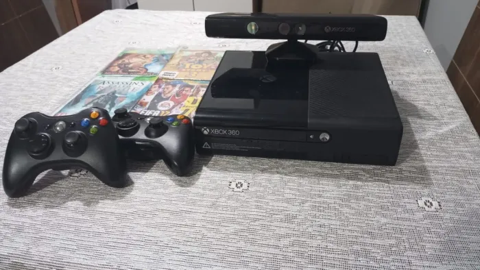 Vendo Xbox 360 completo com Kinect + jogos + 2 controles