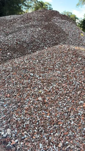 Carga de brita material reciclável 450,00. 6 mts cúbicos 
