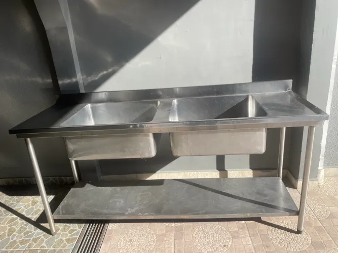 Pia de inox industrial com duas cubas