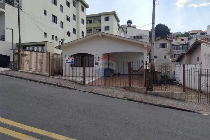 casa a venda de 171 m2, 3 quartos, 10 vagas e piscina - Centro -Lindoia
