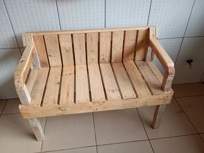 Conjunto de safa e madeira