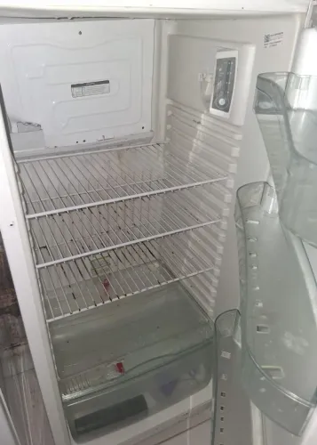 Vendo uma geladeira,está gelando apenas parte do congelador