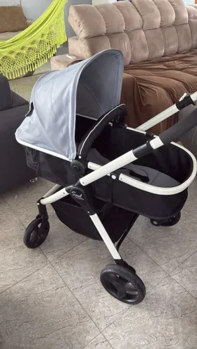 Carrinho de bebê com Moisés