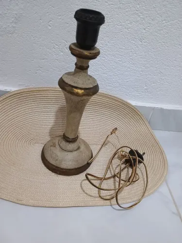Antigo abajur de bancada.