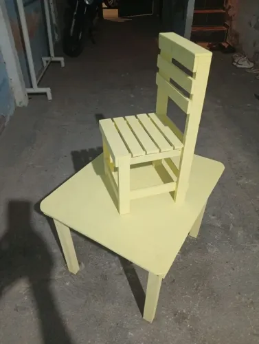 Mesa e cadeira 