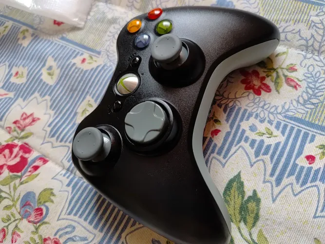 Controle Xbox 360 Elite (detalhe na caixa de pilhas)