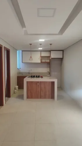 Linda casa, cozinha e banheiro planejados e ar condicionado. Água e luz incluso.