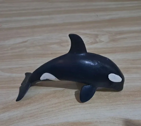 Réplica miniatura de baleia orca