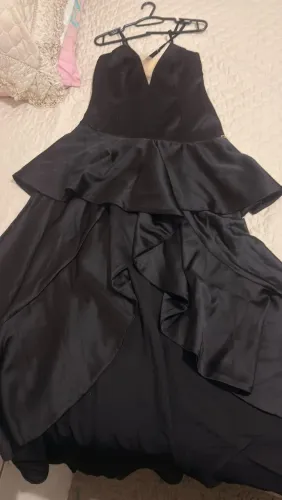 Vestido de festa com corte elegante em cetim com elastano, caimento impecável com babados