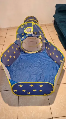 Piscina de bolinha com túnel e cesto de basquete