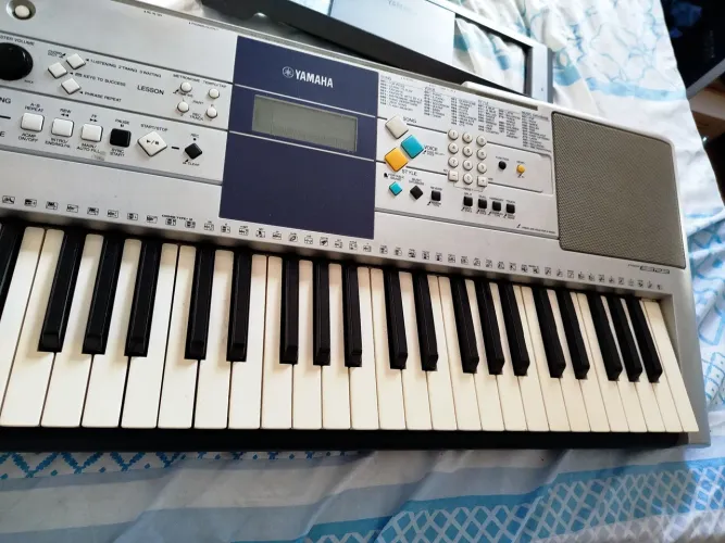 Teclado Yamaha PSR E323 com suporte