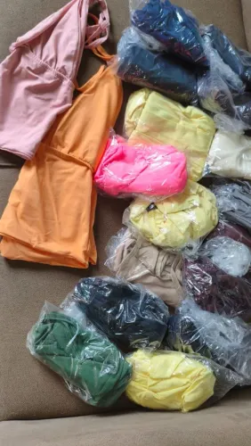 VENDE-SE LOTE DE ROUPAS NOVAS TUDO BARATO
