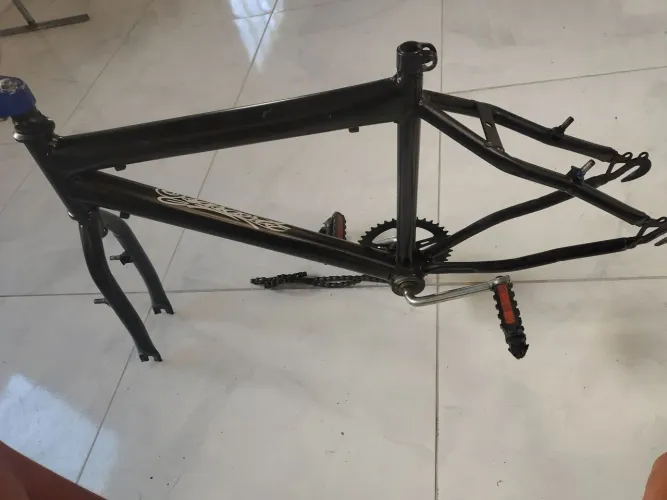 Quadro aro 20 preto com guidão de moto