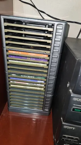 Porta cds com botão ejetável retrô vintage