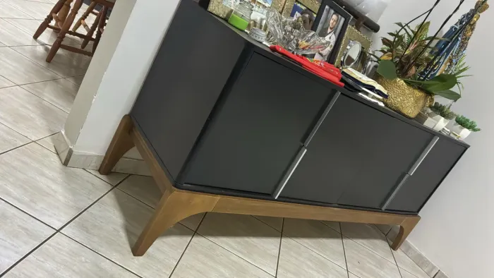 Buffet de mdf preto com pé de madeira