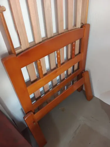 Cama de solteiro de madeira maciça