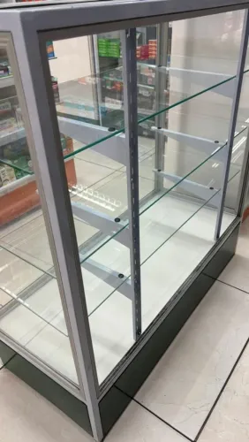 Balcões de vidro lindíssimos em perfeito estado de conservação. Sua loja merece o melhor