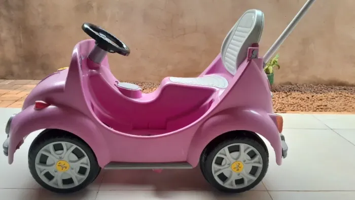 Mini-fusca rosa carrinho de empurrar