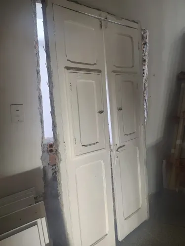 Porta maciça, pesada.+ basculante de 1.05 L x 1,24 alt