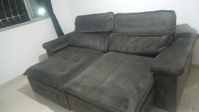Sofá confortável e conservado.