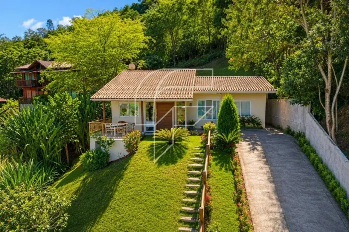 Casa de 4 quartos, lazer privativo com piscina, churrasqueira, rodeado pela Mata Atlântica