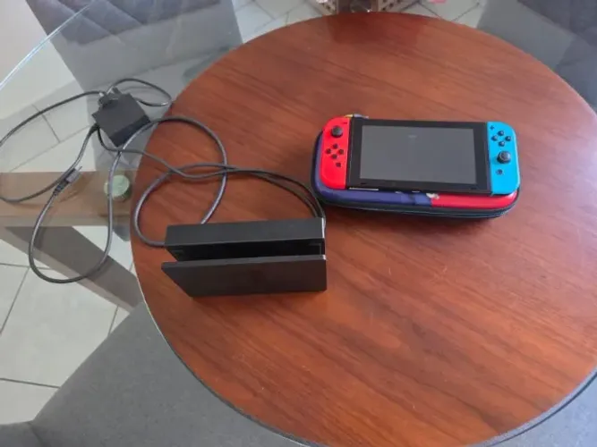 Nintendo Switch + Case