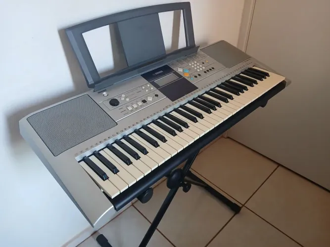 Teclado Yamaha PSR-E323