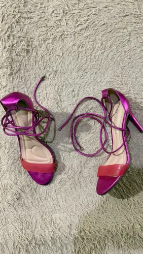 Salto fino rosa feminino