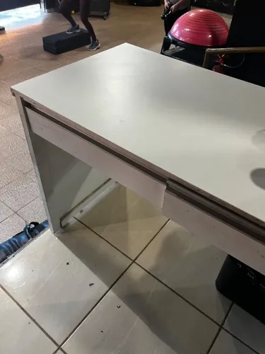 Vendo mesa e escrivaninha