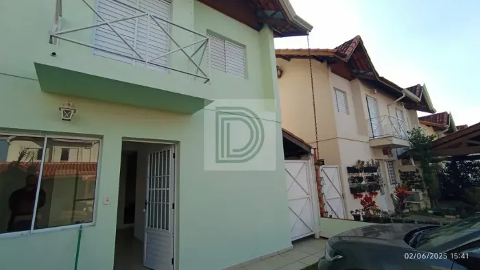 Casa para locação em condomínio fechado na Granja Viana - 2 dormitórios, quintal e 2 vagas