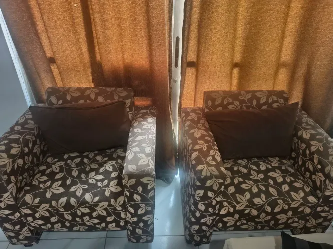 Par de Poltronas Estampadas (Marrom/Floral) - Em Ótimo Estado!
