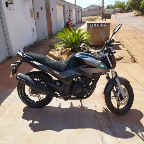 Vendo MOTO FAZER 250 Bem conservada.