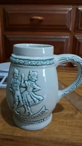 Caneca antiga de cerâmica