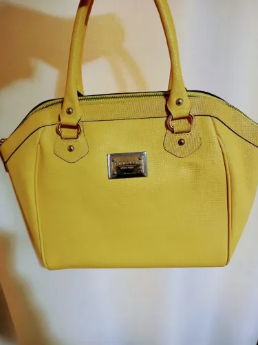 Bolsa Corello estruturada, em couro.