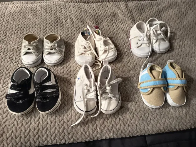 Lotinho de sapatos de bebê