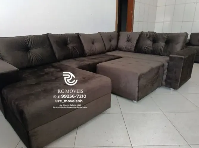Sofá de canto Grande 3,10m com Chaise e Puff tecido veludo D33 Premium