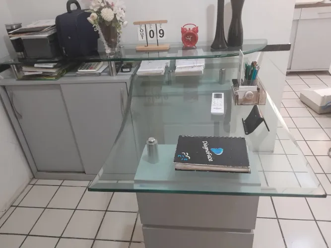 Vendo mesa escritório/consultorio com móvel