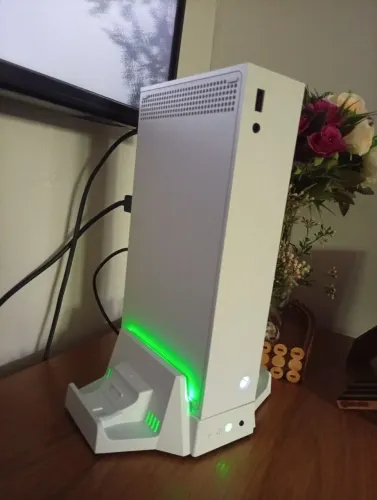 XBOX SERIE S 512GB COM CONTROLE,CARREGADOR DE BASE COM SUPORTE DO GAME.
