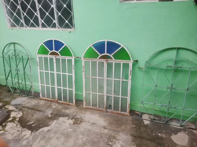Casal de janelas capelinha com grade