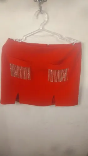 Saia vermelha com bolsos brilhosos