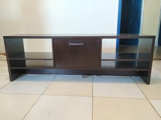Rack simples em madeira maciça na cor tabaco