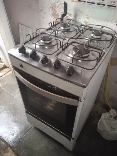 Fogão de 4 bocas funcionando tudo automático com luz no forno