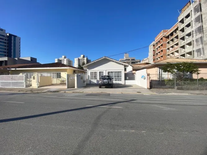 Excelente casa residencial de 2 dormitórios para locação no bairro Trindade!