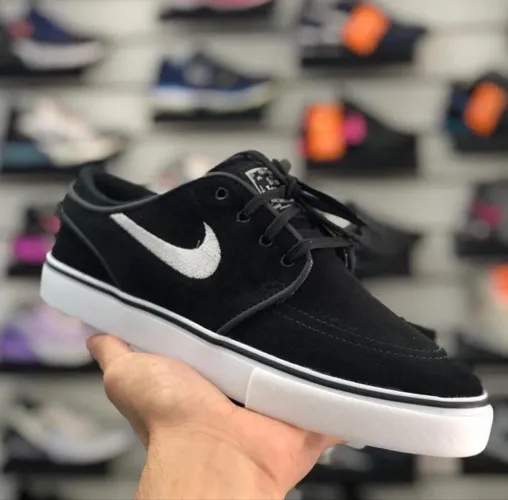 tênis Nike SB Zoom Janoski na cor preta?